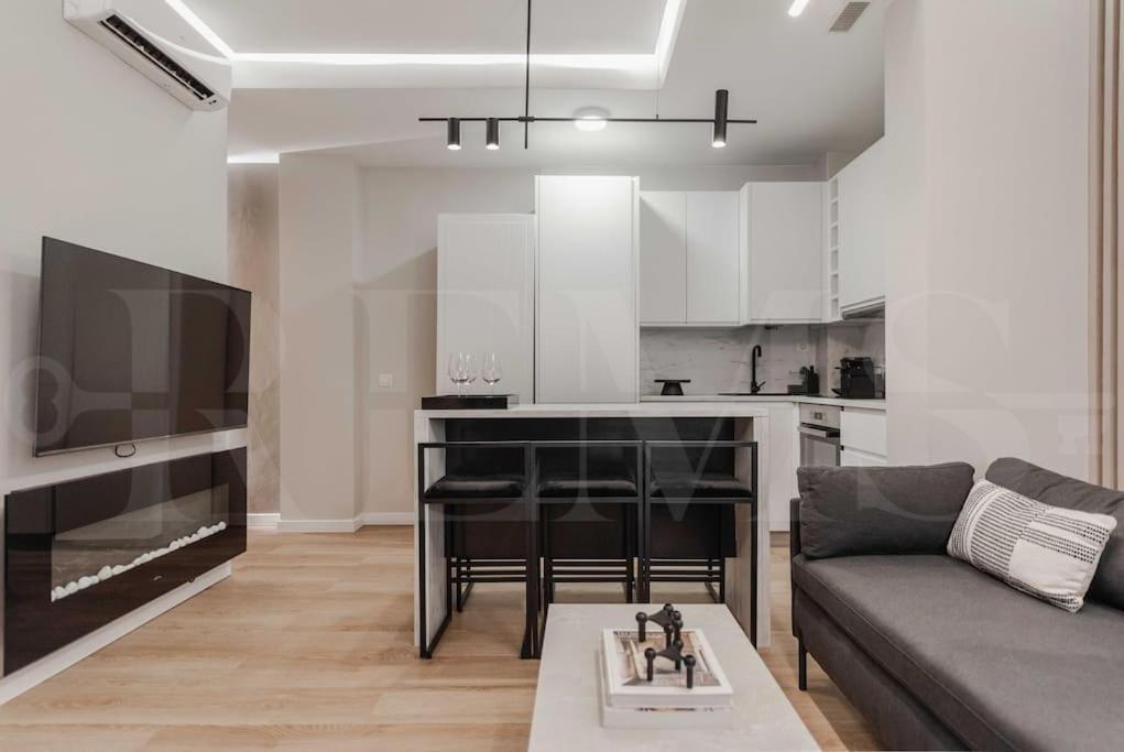 Contemporary Minimalist Apartment By Rems Málaga Eksteriør billede