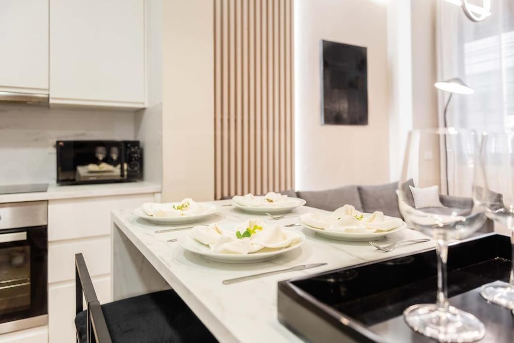 Contemporary Minimalist Apartment By Rems Málaga Eksteriør billede