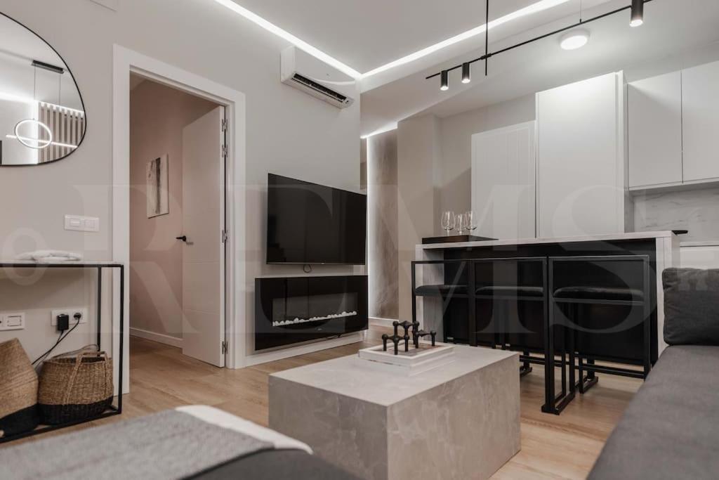 Contemporary Minimalist Apartment By Rems Málaga Eksteriør billede