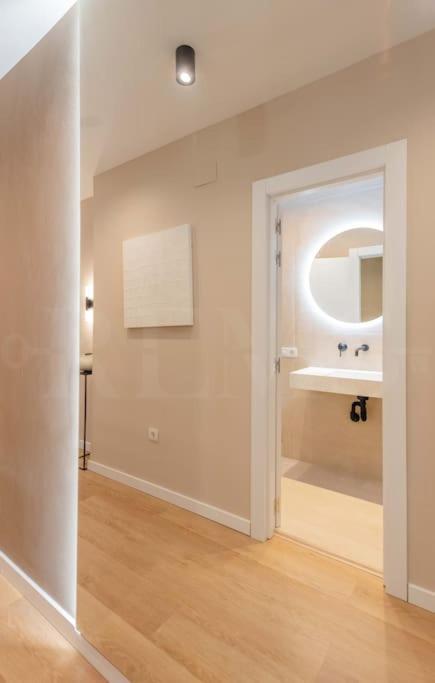 Contemporary Minimalist Apartment By Rems Málaga Eksteriør billede
